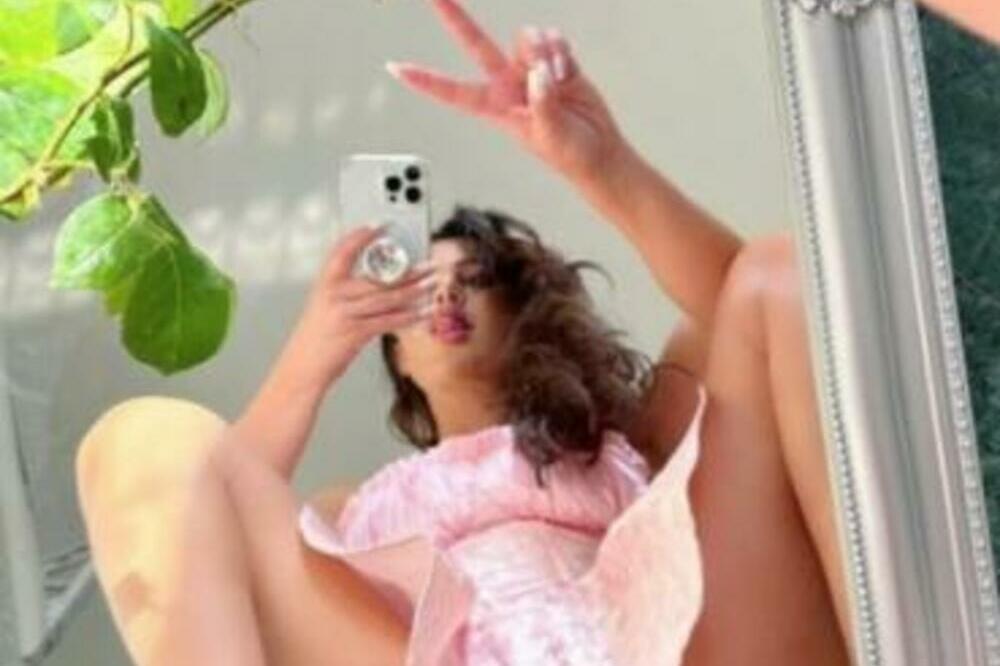 GOLIŠAVA MAJKA STANIJE DOBROJEVIĆ GRMI KAKO IZGLEDA NA PRAGU 60-e! Skinula se do GOLE KOŽE, bolja riba od ćerke?