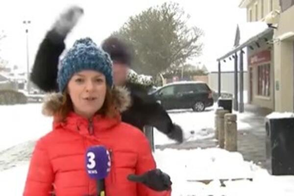 IZVEŠTAVALA JE U PROGRAMU UŽIVO, A ONDA JE DOTRČAO ON: Ljudi NE MOGU da PRESTANU da gledaju šta je uradio, au