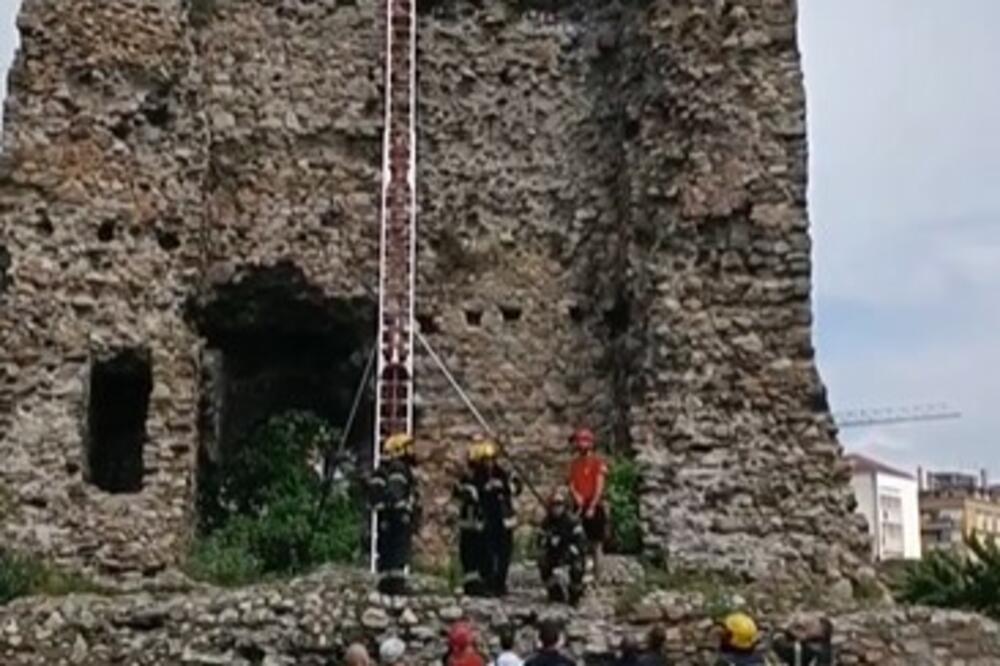 DRAMA U KRUŠEVCU! POPEO SE NA KULU, PA NIJE MOGAO DA SIĐE: Sve prenosio UŽIVO! Razlog će IZNERVIRASTI mnoge (VIDEO)