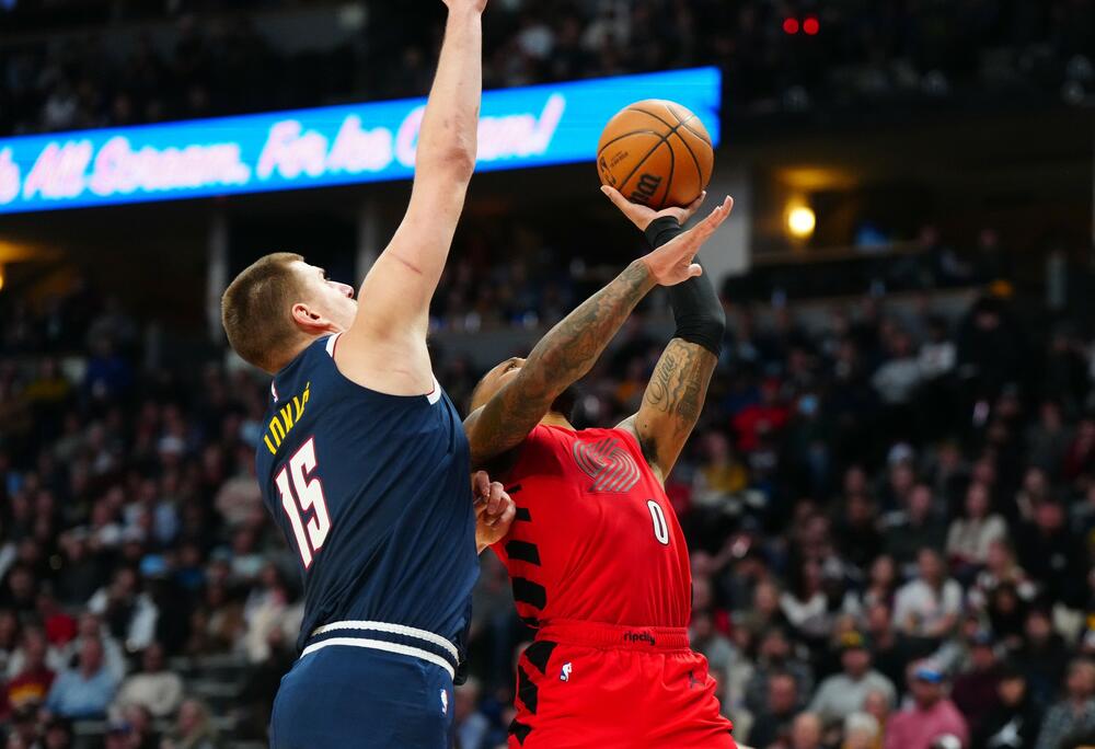 Demijan Lilard u prodoru pored Nikole Jokića