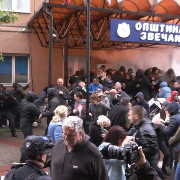 SUKOB KFORA I SRBA U ZVEČANU, LETE ŠOK BOMBE: Pogledajte snimak (VIDEO)