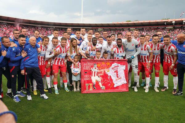 POLU-ČOVEK POLU-TROFEJ STIŽE NA MARAKANU! Navijači Zvezde su ga dugo čekali! (FOTO)
