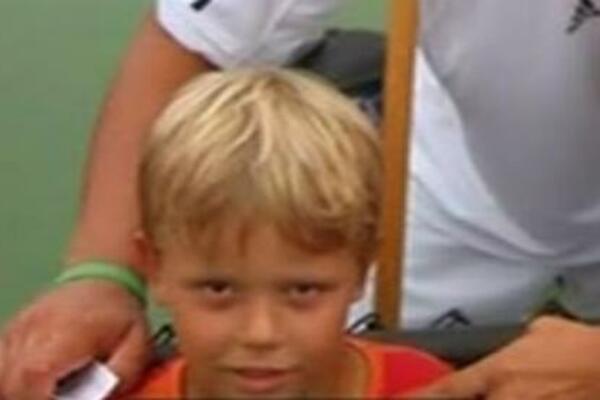 ZNATE LI KO JE PLAVOKOSI DEČAK SA FOTOGRAFIJE? Novak Đoković i te kako dobro zna, usudio se DA MU STANE NA CRTU!