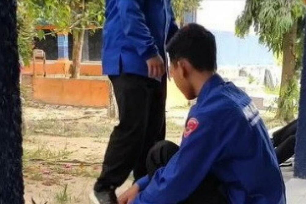 DEČAK JE U ŠKOLU DOLAZIO U POCEPANIM PATIKAMA: Nadao se da to niko NE PRIMEĆUJE, a onda... (VIDEO)