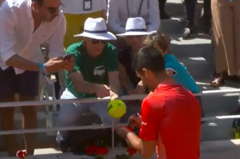 VREDELO JE BITI U PRVOM REDU: Đoković posle meča otišao do tribine i obradovao mladog navijača! (VIDEO)