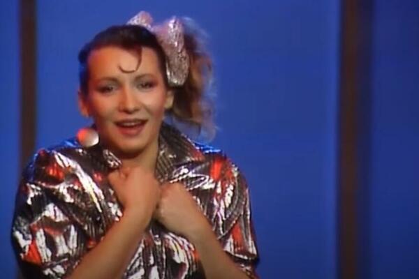 DA LI ZNATE KO JE ŽENA SA SLIKE? Cela JUGA je ČEZNULA za njom, o njenim PROVOKATIVNIM izdanjima i danas se priča