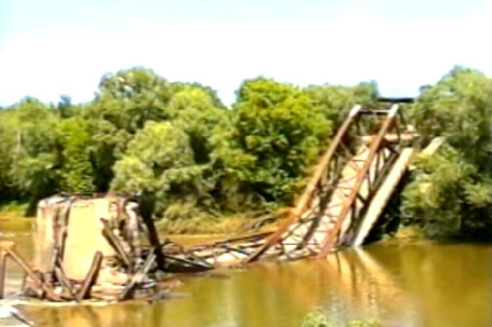 TOG 30. MAJA 1999. KROZ VELIKU MORAVU POTEKLA JE KRV NEVINIH CIVILA: NATO je pogodio MOST, ubijeno je 10 ljudi!