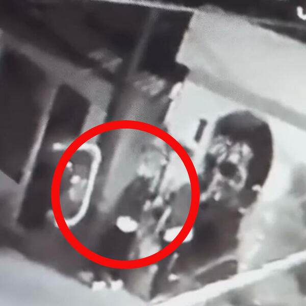 OBJAVLJEN SNIMAK UNIŠTAVANJA MURALA NOVAKA ĐOKOVIĆA U ORAHOVCU: Dve osobe učestvovale, sve zbog njegove izjave!