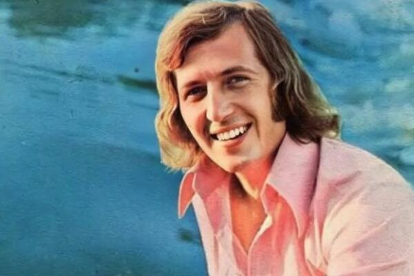 DA LI PREPOZNAJETE PEVAČA SA SLIKE? Ovako je izgledao na početku KARIJERE, potpuno NEPREPOZNATLJIV