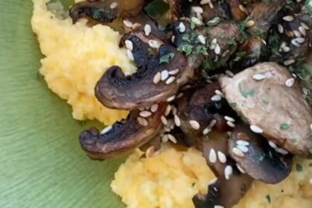 PALENTA SA PEČURKAMA GOTOVA ZA 15 MINUTA: Lagan RUČAK za vrele dane spas je za svaku DOMAĆICU (RECEPT)