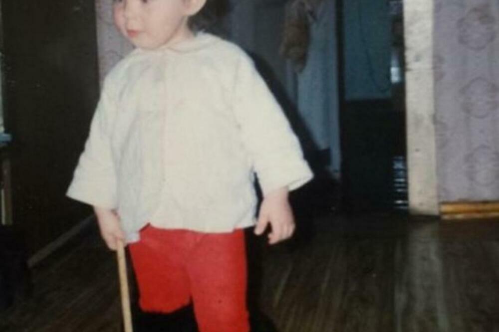 ANASTASIJA gledala slike iz detinjstva, pa na jednoj IZA SEBE VIDELA DUH DEVOJČICE: Ništa jezivije nećete videti