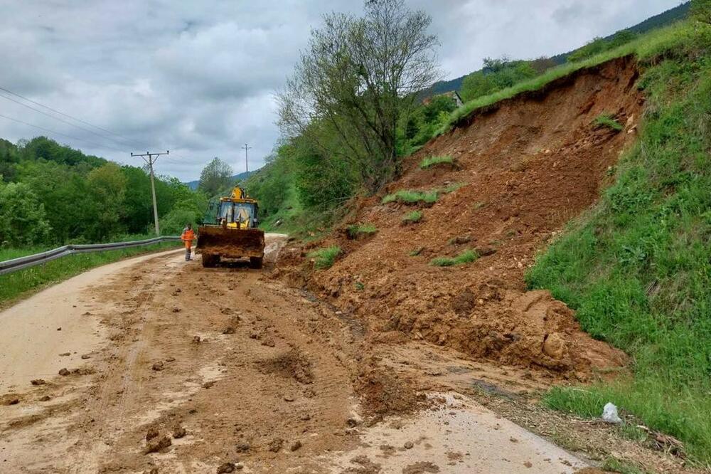 VELIKA KOLIČINA ZEMLJE SE OBRUŠILA NA PUT: Nevreme pokrenulo KLIZIŠTA na teritoriji Ivanjice! (FOTO)