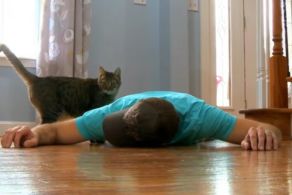 ODGLUMIO JE SRČKU I PAO NA POD: Kad ga je MAČKA videla učinila je nešto NEOČEKIVANO, svi i dalje VRIŠTE na SNIMAK