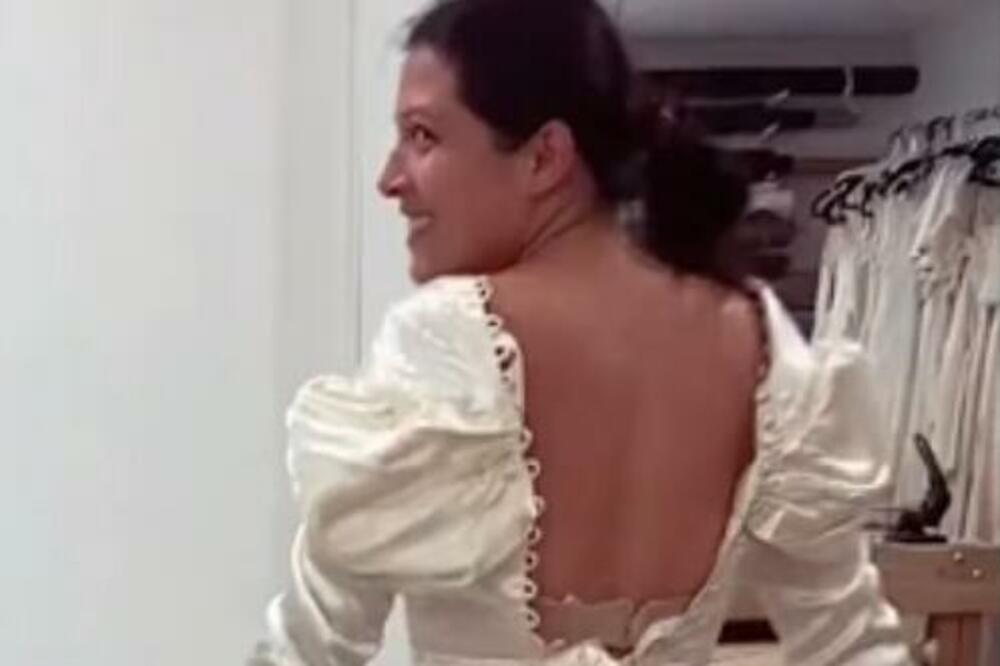 MLADA ZAPREPASTILA GOSTE NA VENČANJU: Ostaćete bez teksta kada vidite ŠTA je obukla, pa da li je ovo MOGUĆE? (FOTO)