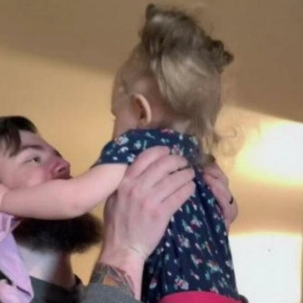 OBRIJAO BRADU I IZAŠAO PRED SVOJU ĆERKICU, ALI SE OVOJ REAKCIJI NIJE NADAO: Usledila je ŠOKANTNA SCENA (VIDEO)