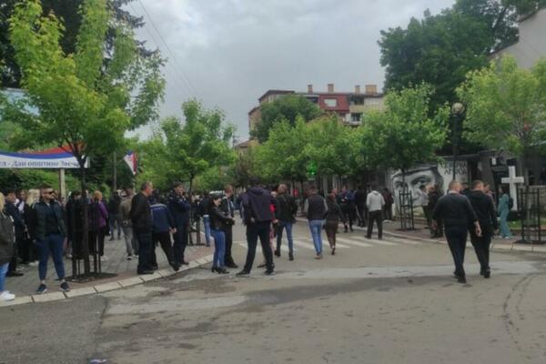 U LEPOSAVIĆU MIRNO, ZA SUTRA NAJAVLJENO NOVO OKUPLJANJE U ZVEČANU: Određen pritvor uhapšenim Srbima na severu KiM