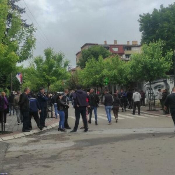 U LEPOSAVIĆU MIRNO, ZA SUTRA NAJAVLJENO NOVO OKUPLJANJE U ZVEČANU: Određen pritvor uhapšenim Srbima na severu KiM