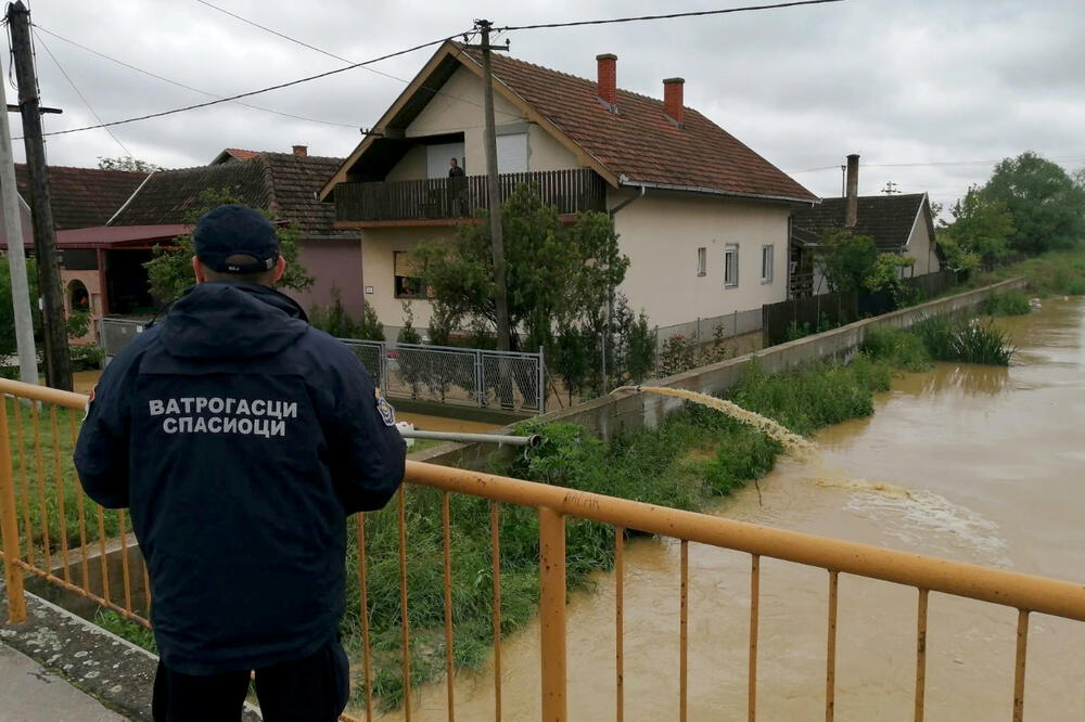 U POMORAVLJU POTOP, A NI DRUGI DELOVI SRBIJE NISU BEZBEDNI: Evo gde će još biti opasnosti od POPLAVA tokom NOĆI