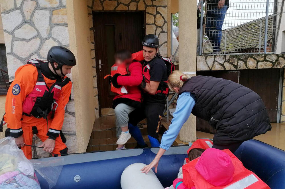 VELIKA AKCIJA SPASAVANJA U ZAPADNOJ SRBIJI: Evakuisano 38 osoba zbog POPLAVA (FOTO)