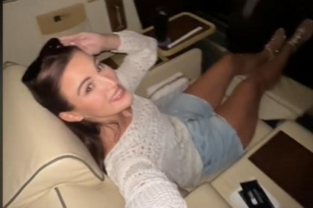 SRPSKA STJUARDESA POKAZALA ŠTA DOBIJATE U NAJSKUPLJEM BIOSKOPU: Ovako BOGATI gledaju film, Balkanci BESNI (VIDEO)