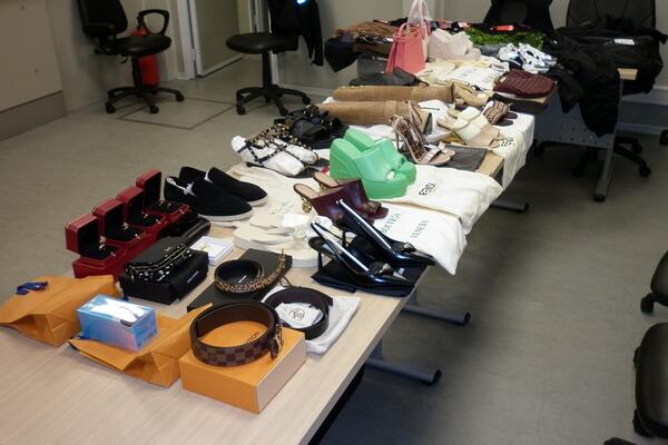 NIŠTA ZA PRIJAVITI, A U PRTLJAGU "BUVLJAK" ZA BOGATAŠE: Carinici se našli u ČUDU kada su videli OVO! (FOTO)