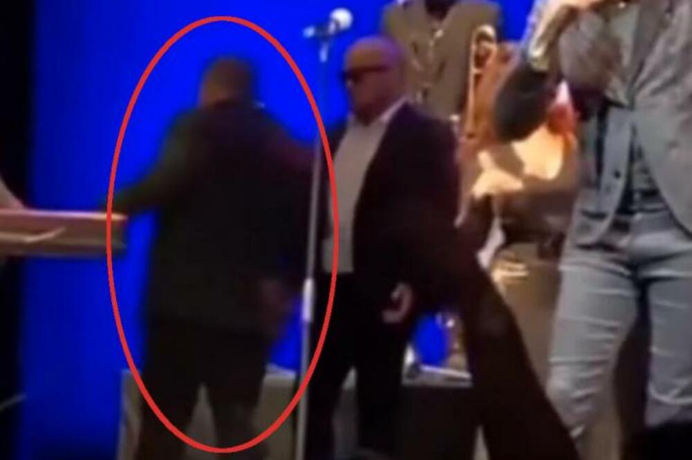 POZNATI PEVAČ PREMINUO NA BINI PRED SVIMA: Video se DELI MUNJEVITO, nikako ne gledajte ako imate SLABO SRCE