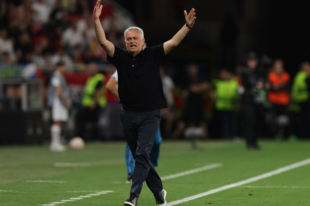 NASTAVLJA SE PAKAO ROME! Poker Đenove i novi šamar Murinju