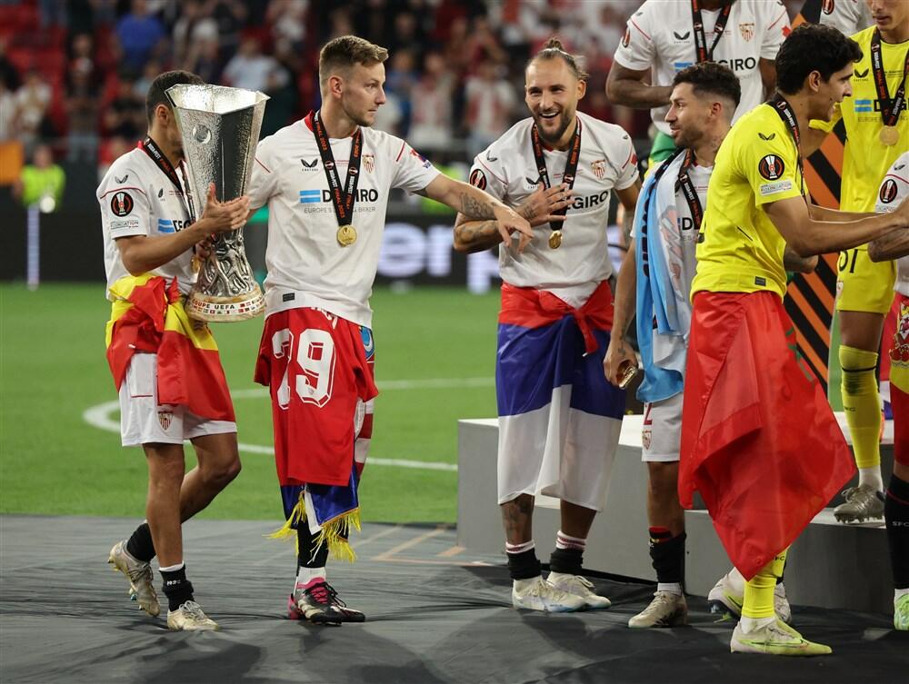 Hesus Navas sa trofejem Lige Evrope pored Ivana Rakitića i Nemanje Gudelja