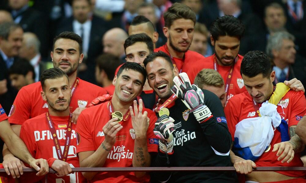 Hose Antonio Rejes u zagrljaju sa golmanom Betom posle osvajanja Lige Evrope 2015. godine