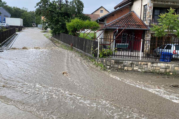 POTOP U ČAČKU: Nakon snažnog NEVREMENA poplavljenje ulice i seoski puitevi, pod vodom i njive i voćnjaci (FOTO)