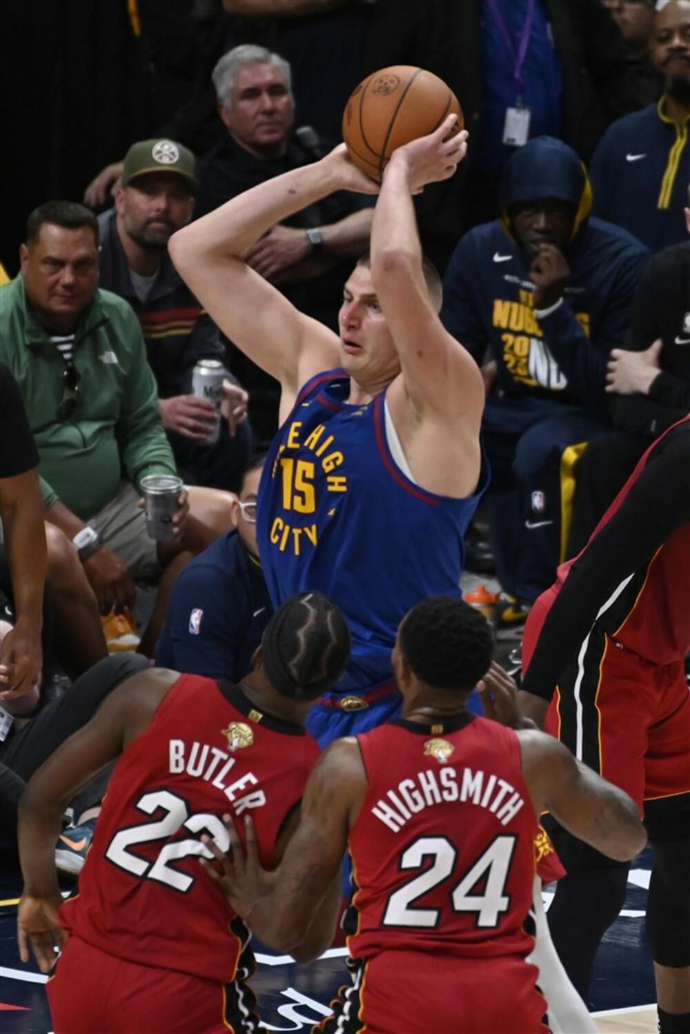 Nikola Jokić na meču Denver Nagetsa i Majami Hita