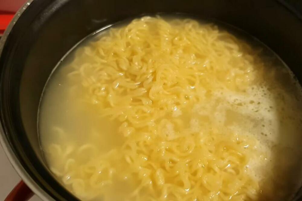 NUTRICIONISTA UPOZORIO NA SASTAV NUDLI: Ne sadrže NIŠTA ZDRAVO, SRBI ih TAMANE, a evo koliko su ŠTETNE