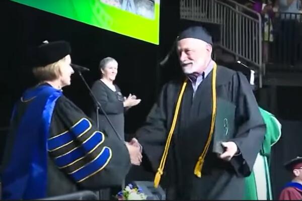 AMERIKANAC JE DOKAZAO DA NIKAD NIJE KASNO: Diplomirao je u 72. godini, ovo je tajna njegovog uspeha (VIDEO)
