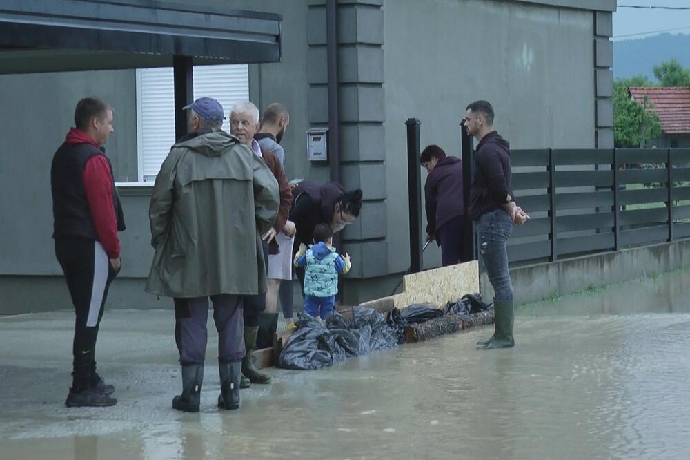 NEPROSPAVANA NOĆ I PROBLEMI IZA ČAČANA: Voda napravila POTOP, meštani punili DŽAKOVE peskom! (FOTO)