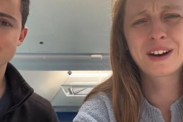 IZBACILI SU ME IZ PRVE KLASE NA LETU: Ovaj snimak videlo je više od 10 miliona ljudi, a evo razloga (VIDEO)