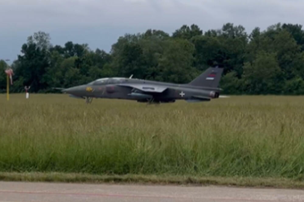 POGLEDAJTE KAKO TUTNJI MODERNIZOVANI ORAO Ministar Vučević snimio let sa aerodroma Morava (VIDEO)