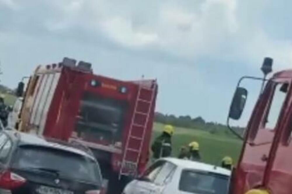 TEŠKA SAOBRAĆAJNA NESREĆA NA AUTO-PUTU ZA NOVI SAD: Više osoba povređeno, intervenisali i VATROGASCI! (VIDEO)