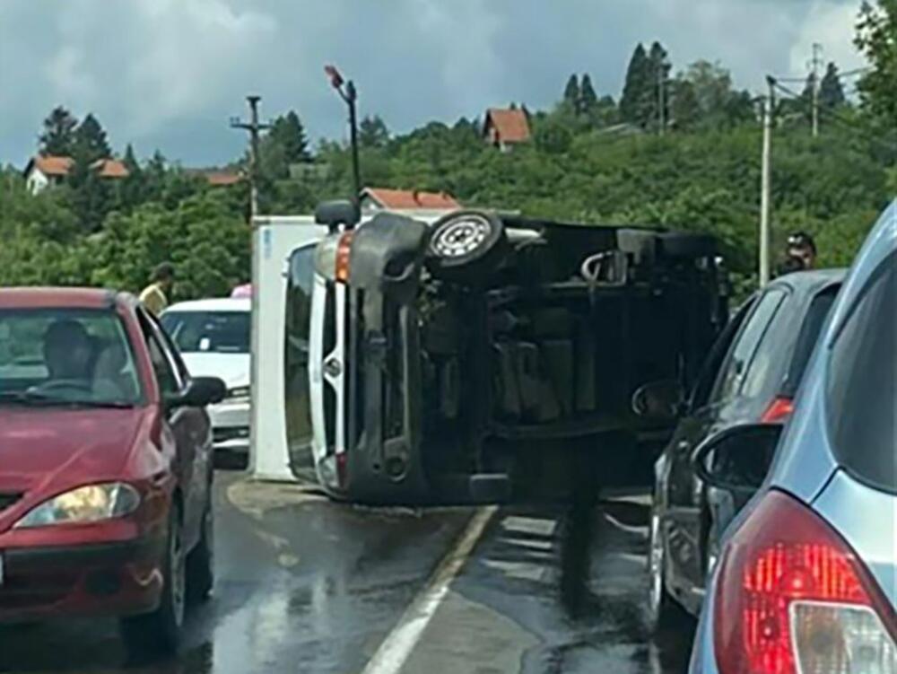 Prevrnuo se kamion
