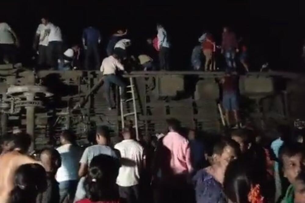 NEVIĐENA TRAGEDIJA U INDIJI: Nakon SUDARA vozova, još uvek BROJE ŽRTVE! Spasioci izvukli 19 TELA