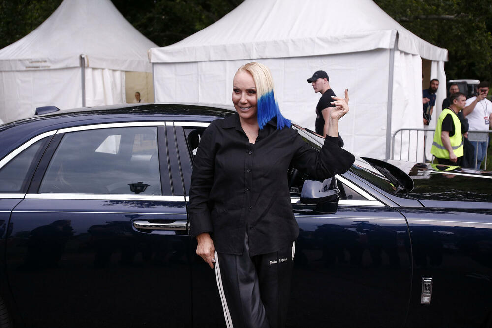 Pevačica je na sebi imala crnu košulju i crne pantalone, a na svojoj famoznoj plavoj kosi je izvukla pramenove plave boje