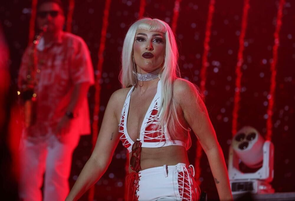 Pevačica je na sebi imala boksersku jaknu, na leđima joj je pisalo 'Senidah'