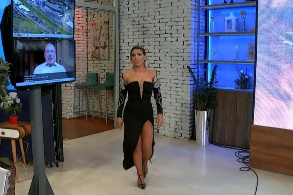 JOVANA JEREMIĆ OSTALA FRAPIRANA U PROGRAMU UŽIVO: Usred emisije STIGAO JOJ NEPOZNATI PREDMET, snimljeno BAŠ SVE