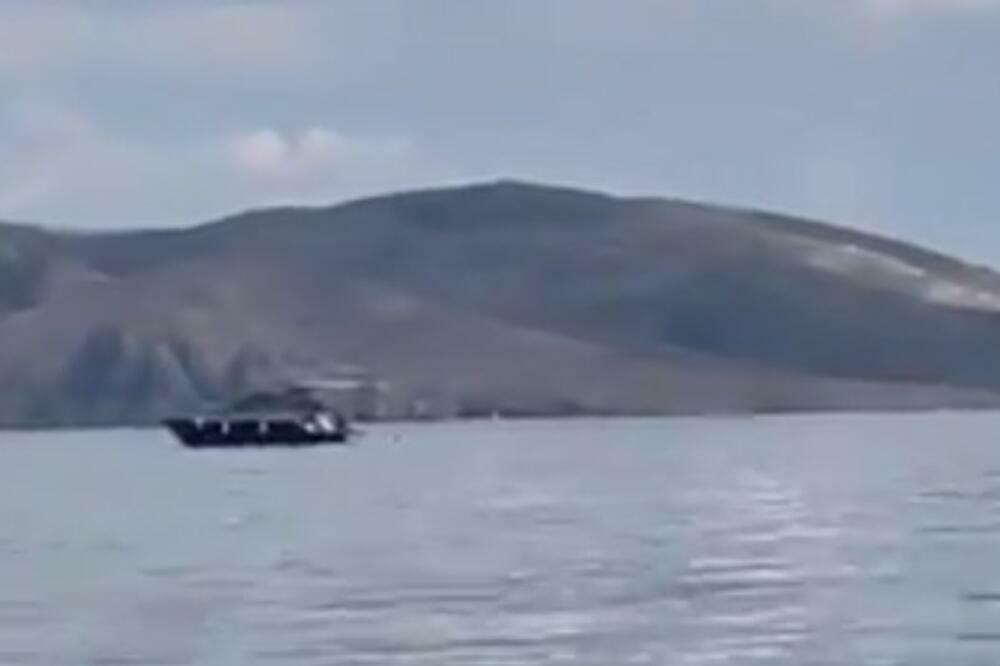 KAD SU JE UGLEDALI U VODI, NIKOM VIŠE NIJE BILO DO KUPANJA! Kupači na Krku videli nešto što LIČI NA AJKULU! (VIDEO)