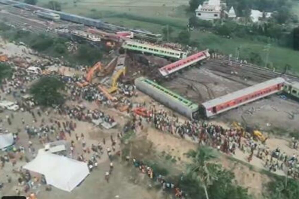 UZNEMIRUJUĆI SNIMCI NESREĆE U INDIJI: Više od 280 ljudi stradalo, užas koji se rečima NE MOŽE OPISATI (VIDEO)