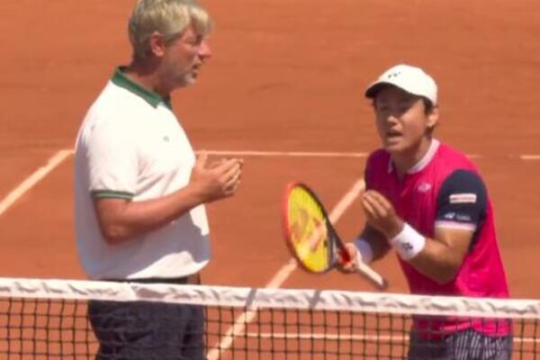 RUNE I RUD UBEDLJIVI, JAPANAC PRAVIO ŠOU: Šizeo na sudiju, pa spasao 3 set lopte protiv dželata Medvedeva! (VIDEO)