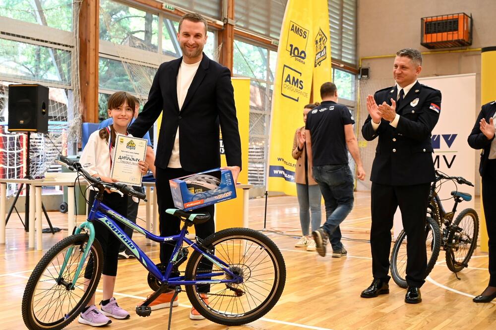 Osnovci pokazali izuzetno znanje na AMSS takmičenju ,,Šta znaš o saobraćaju?”
