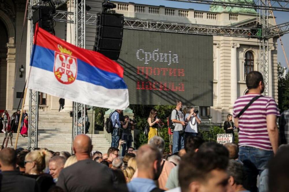 KRAJ PETOG PROTESTA “SRBIJA PROTIV NASILJA”: Šetnja završena ispred Predsedništva, incident ispred Skupštine