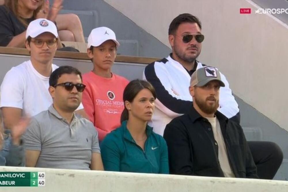 OLGINA SPECIJALNA PODRŠKA SA TRIBINA! Dečko fudbaler pomno prati meč Danilovićeve (FOTO)