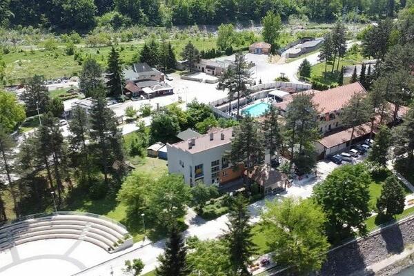 Devojka pokazala fotografiju, a zbog jednog detalja svi se digli na noge! "Ovo je u Jugoslaviji bilo sasvim..."