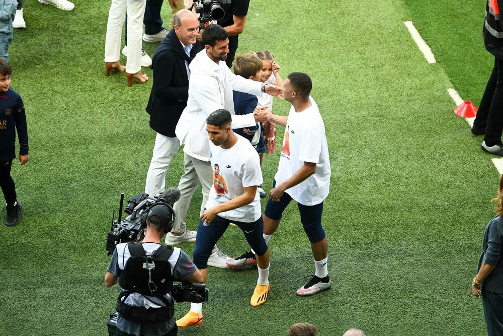 Novak Đoković se pozdravlja sa Kilijanom Mbapeom i Ašrafom Hakimijem, a tu su i Stefan i Tara